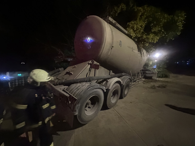 今6日晚间20时许，新北市贡寮区虎子山街涵洞发生一起车祸，槽车不明原因开进公园内撞到路树，驾驶受困。（翻摄画面）