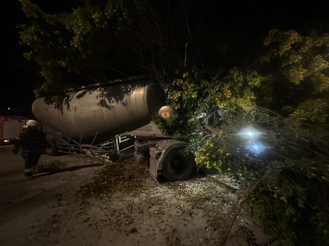 今6日晚间20时许，新北市贡寮区虎子山街涵洞发生一起车祸，槽车不明原因开进公园内撞到路树，驾驶受困。（翻摄画面）