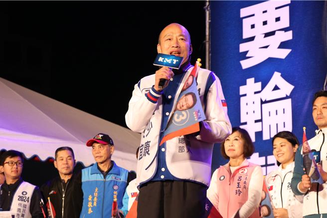 国民党不分区立委候选人韩国瑜6日出席国民党桃园团结胜利大会，民眾党总统候选人柯文哲的选举是「空气枪」，热闹但不会赢，喊话选票回流集中。（蔡明亘摄）