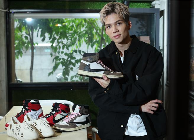 派偉俊私下喜歡收藏精品鞋款，最有意義的是周杰倫送他的 Air Jordan限量鞋。（陳俊吉攝）