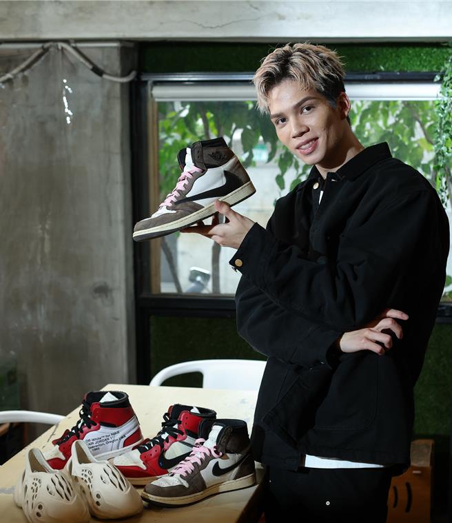 派偉俊私下喜歡收藏精品鞋款，最有意義的是周杰倫送他的 Air Jordan限量鞋。（陳俊吉攝）