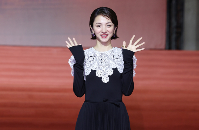 满岛光分享童年旧照。（图／陈俊吉摄）