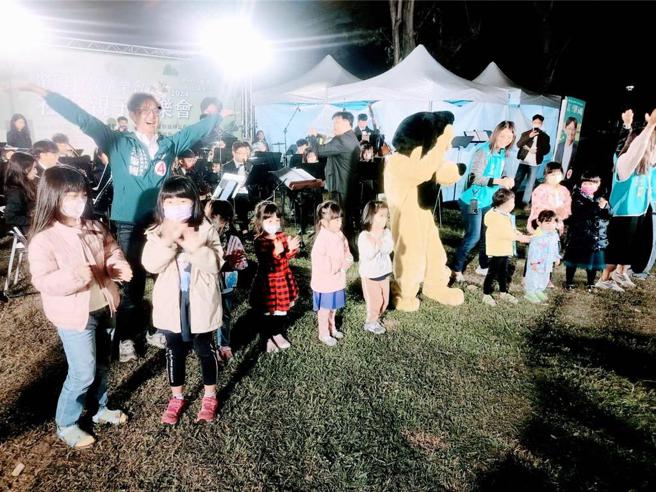 江肇国今晚于台中市南区树仁公园举行「社区亲子音乐会」，现场涌入许多家长及小朋友，气氛相当热络。图／业者提供