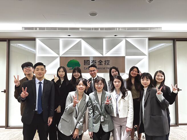 国泰三大储备干部计画，国泰金控GMA、国泰世华银行CMA、国泰人寿CIM，今年总计祭出45名职缺招募海内外优秀人才，首年皆享年薪百万。图／国泰金控提供