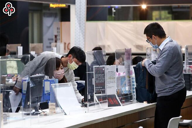 鄭文燦指出，基本工資每年幾乎調整5％，預料下任總統首屆任期結束時，月薪就能達到33K