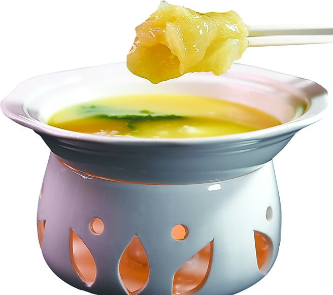 〈弈夢紅樓〉的〈金湯燴花膠〉的金湯，是以油脂豐富的玉米雞以及大量雞腳，先蒸五小時再小火熬煮二小時而成，口感濃稠味道香，底部並有口感細滑的蒸蛋。圖／姚舜