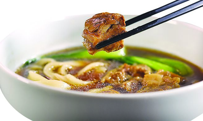 〈弈夢紅樓〉菜單豐儉由人，除功夫粵菜，亦可點食用牛肋條煮製的〈牛肉麵〉。圖／姚舜
