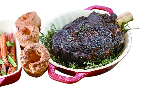 〈带骨肋眼约克夏布丁〉的带骨肋眼牛排重42盎司，乾式熟成五天后再烤制。图／姚舜