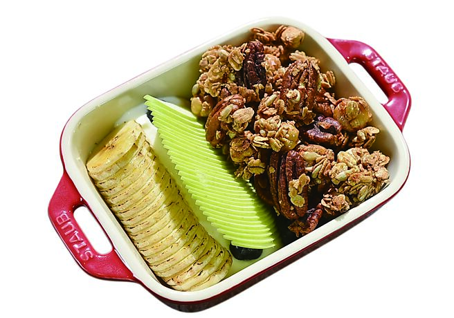 早午餐菜式〈燕麦坚果脆〉内有香蕉、青苹果、希腊优格、蓝莓，以及烤胡桃、夏威夷果、榛果与南瓜子，还有糖炒大、小麦片与燕麦片。图／姚舜