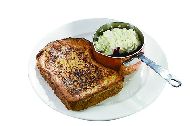 〈Rou x James Sharman〉餐厅早午餐菜色〈法国吐司〉，是用布里欧吐司浸在加了肉桂、杏仁与牛奶调制的蛋液中再烘烤，并搭配蓝莓果酱和用香草籽提味的鲜奶油。图／姚舜