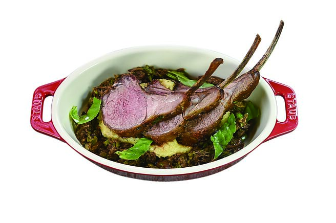 〈羊／橄榄／玉米糕〉是将羊的带骨肩胛肉先煎后烤，搭配迷迭香提味的玉米糕和加了巴萨米哥醋慢炖的羊肩肉，味道与口感亦好极。图／姚舜