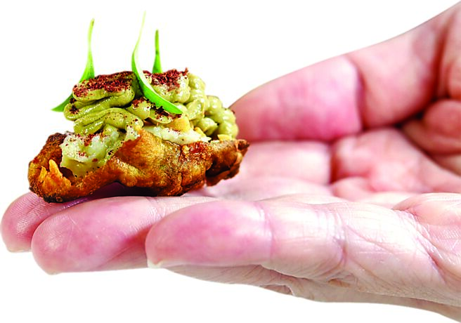 〈薩索雞肝／菊芋／鹽膚木〉，外殼是菊芋皮、內餡菊芋果肉泥搭配榛果、莓果醬，並擠上薩索雞肝醬，再撒上鹽膚木粉。圖／姚舜