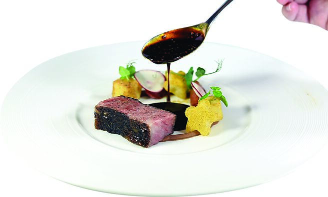 〈稻燻極黑和牛／栗子／青花椒〉的配菜有薯球、玉米糕、糖果甜菜根，以及櫻桃蘿蔔和薄荷苗與雪豆苗。圖／姚舜