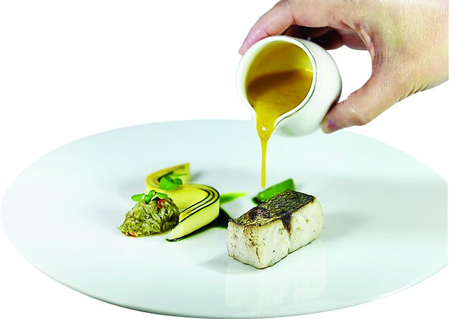 〈炭烤午魚／雪蟹／車輪南瓜〉是將油脂肥美的季節午魚，結合肉質細緻的雪蟹肉，並以蔬果醬汁提味。圖／姚舜