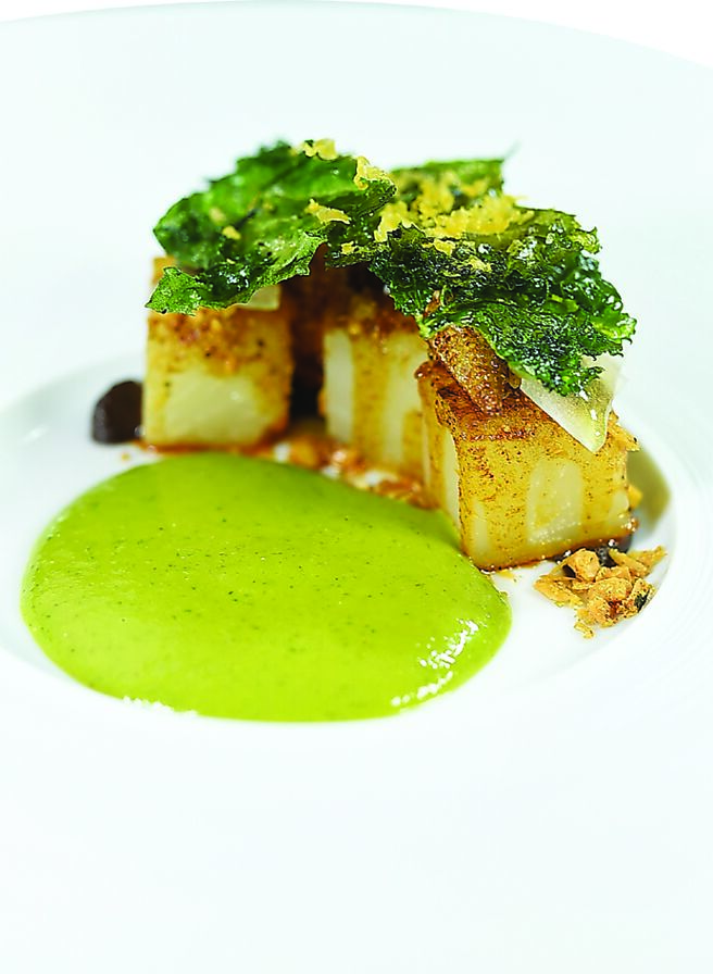 〈焗蕪菁／發酵黑蒜／香草乳酪〉是以香草乳酪醬為焗烤蕪菁提味，並以烘烤羽衣甘藍點綴增加風味與口感。圖／姚舜