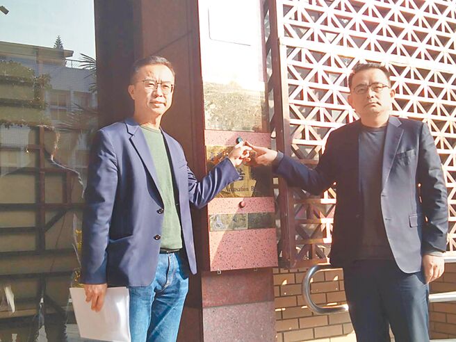侯競辦發言人黃子哲（左）、律師簡榮宗（右）5日赴台北地檢署控告民進黨「架空台灣未來」CF，重製、加工侯的競選廣告片段，意圖使人不當選。（陳志賢攝）
