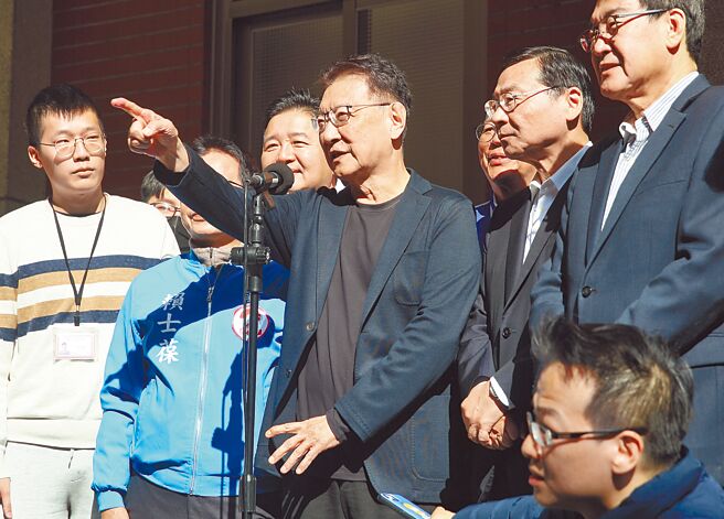 針對行政院選前突然宣布有望調整軍公教退俸，國民黨副總統候選人趙少康（前排中）5日痛批這就是為了選舉、無庸置疑。（張鎧乙攝）