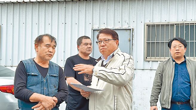 原民會土地管理處長杜張梅莊（右二）5日視察台東豐里地區的欲價購土地。（蔡旻妤攝）