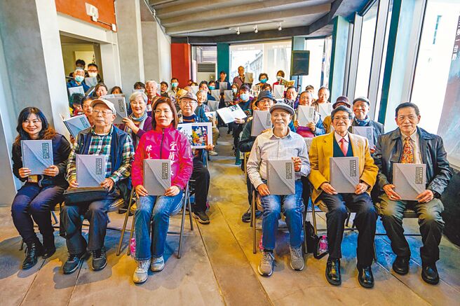 攝影家阮義忠（前排右三）策展「李梅樹《三峽一世情》＆阮義忠《李梅樹的一堂美術課》」5日開幕，並發表新書《永恆的瞬間》，眾人手持新書合照，宜蘭市公所提供500本免費索取。（李忠一攝）