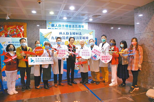 「病人自主权利法」上路5周年，门诺医院5日响应宣导「为我的医疗旅程设定航线」， 由花莲县卫生局长朱家祥（左六）、门诺医院院长吴锵亮（右六）等人参加启航活动，希望能有更多人愿意加入签署。（门诺医院提供／王志伟花莲传真）