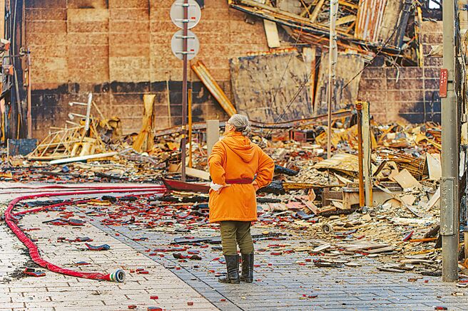 日本石川县能登半岛元旦发生规模7.6强震，石川县政府5日称，失联者主要集中在轮岛、珠洲两市。图为轮岛市民查看灾后成为废墟的轮岛早市。（新华社）