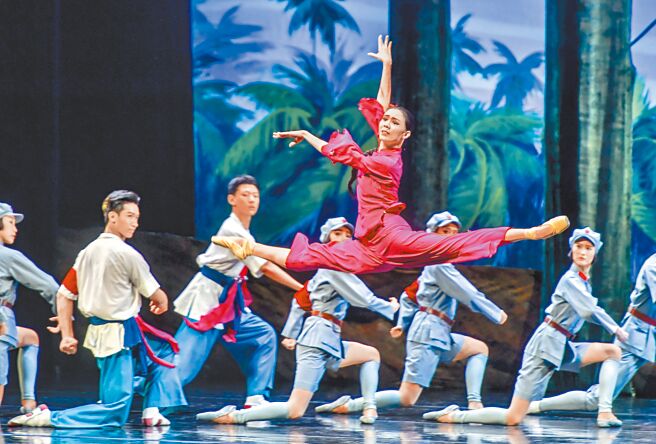 大陸文革樣板戲之一《紅色娘子軍》芭蕾舞劇，下周將再度於香港登場，大多座位已售罄，引發討論。圖為該劇之前在新疆演出畫面。（中新社）