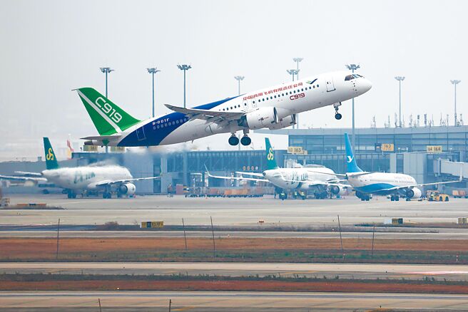 2024年大陆全国民航工作会议4日在北京召开，今年目标之一是推进中美直航航班大幅增加，以及让C919国产飞机飞出国门。图为C919飞机2023年12月12日首飞香港。（中新社）