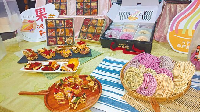 台南市郵局與南二監5日合作推出由收容人製作的手工拌麵與果乾餅產品，交給郵局透過櫃檯與網路獨家販售。（程炳璋攝）