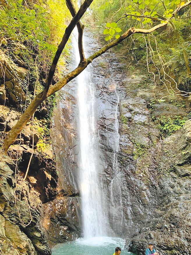 高樹鄉大津瀑布導入燈光秀，打造全新文化觀光品牌。（林和生攝）