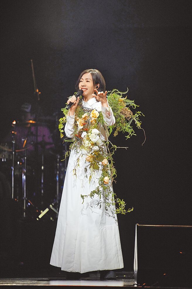 萬芳5日在Zepp New Taipei開唱，用心打造「花花仙子」造型服。   （原點概念提供）