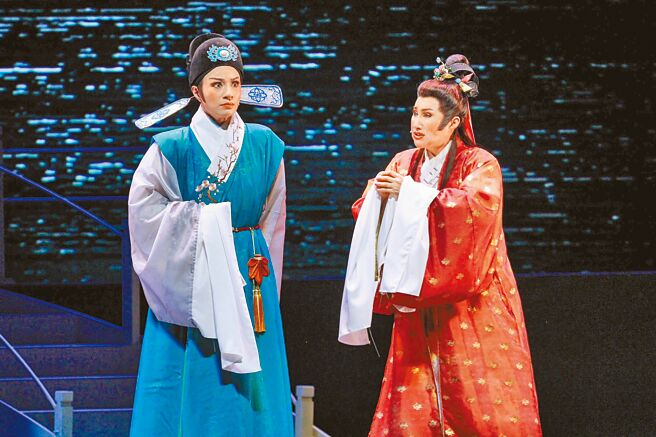 小咪（右）携手中青代歌仔戏演员重现经典《曲判记》。（民视提供）