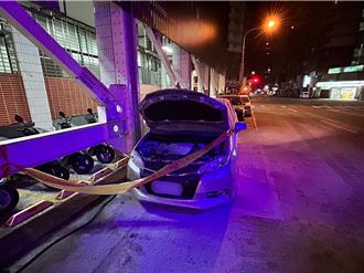 太囂張！少年不滿遭調查 趁夜丟汽油瓶燒警車洩憤