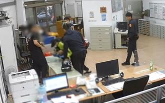 1岁儿突休克 母抱衝派出所求救 警CPR救命