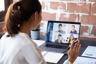 姊妹同房視訊上課未告知 妹妹「裸體入鏡」很受傷