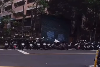 「窩窩窩...」男驚見9機車 骨牌式連倒！網搖頭：芭比Q了