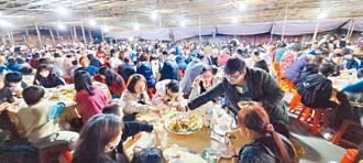 莊敬高職百桌愛心圍爐 連11年邀弱勢家庭參加