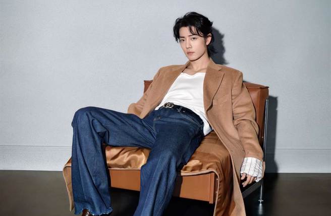 肖戰現身廣告看板打卡粉絲沒有認出來。（GUCCI 提供／林欣儀台北傳真） 