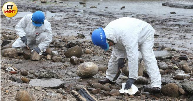 油污随着东北季风及黑潮洋流，从绿岛一路飘向东北角，东部沿岸全都遭殃。（图／赵世勋摄）