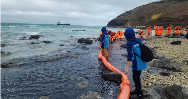 2023年12月澎湖發生貨輪「海順」號擱淺事故，工作人員立即佈設攔油索，避免油漬擴散。（圖／海保署提供）