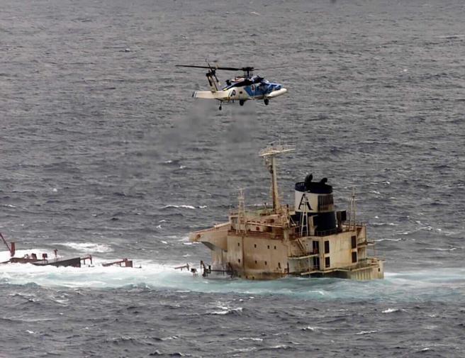 2001年阿瑪斯號貨輪擱淺，時任行政院院長張俊雄搭乘直升機前往視察。（圖／報系資料庫）