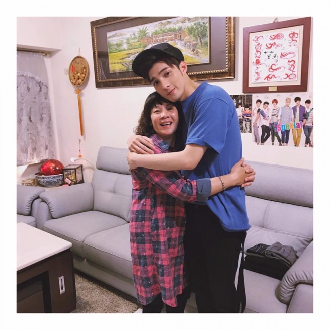 黄伟晋与母亲感情极佳。（图/黄伟晋 FB）