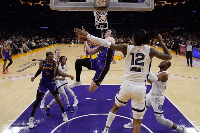 湖人里夫斯持球衝入禁区。（美联社资料照）