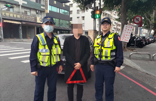 男子駕駛的賓士C300突然熄火發不動，所幸遇到巡邏員警救援，解除一場危機。（翻攝畫面）