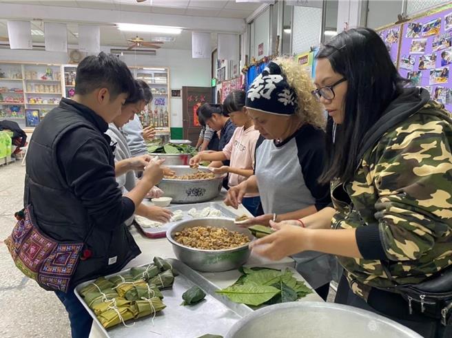 利嘉妇女养成班团队投入社区活动，引动各个年龄层的女性共同参与其中。（青年署提供／林志成台北传真）