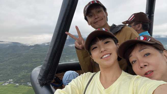 黄镫辉与萁萁（前排左1）及岳母开心合影。（图/萁萁FB）