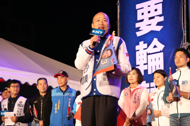 国民党不分区立委候选人韩国瑜（右四）6日出席桃园造势活动，呼吁选票应集中回流给国民党总统候选人侯友宜，达成政党轮替目标。（资料照,蔡明亘摄）