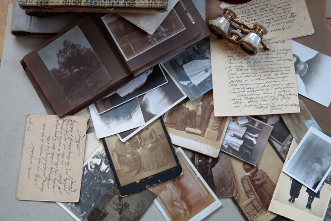 一名媳妇指出，公公离世前不幸罹癌，丈夫的两名弟弟及弟媳，期间却不闻不问只顾争产，直至她整理公公的遗物时，却赫然惊见一本笔记簿，里面密密麻麻的字迹，竟写满了对儿子的诅咒。（示意图 / shutterstock）