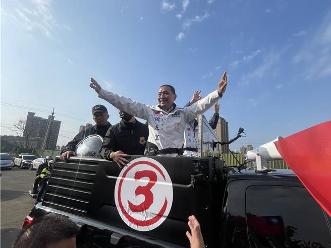 国民党总统候选人侯友宜今早在桃园中坜车队扫街，批民进党骗选票向人民掠夺公权。(吕筱蝉摄)