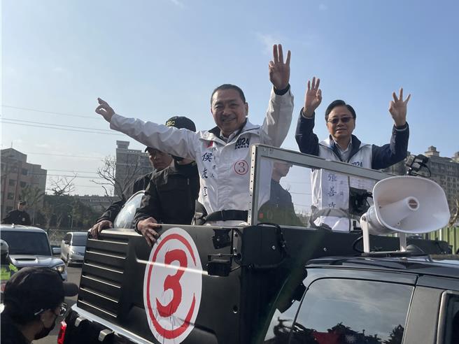 国民党总统候选人侯友宜今早在桃园中坜车队扫街，批民进党骗选票向人民掠夺公权。(吕筱蝉摄)