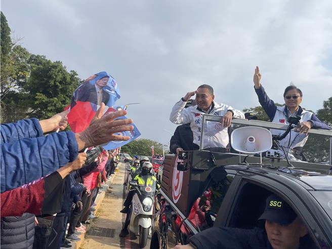 国民党总统候选人侯友宜今早在桃园中坜车队扫街，批民进党骗选票向人民掠夺公权。(吕筱蝉摄)